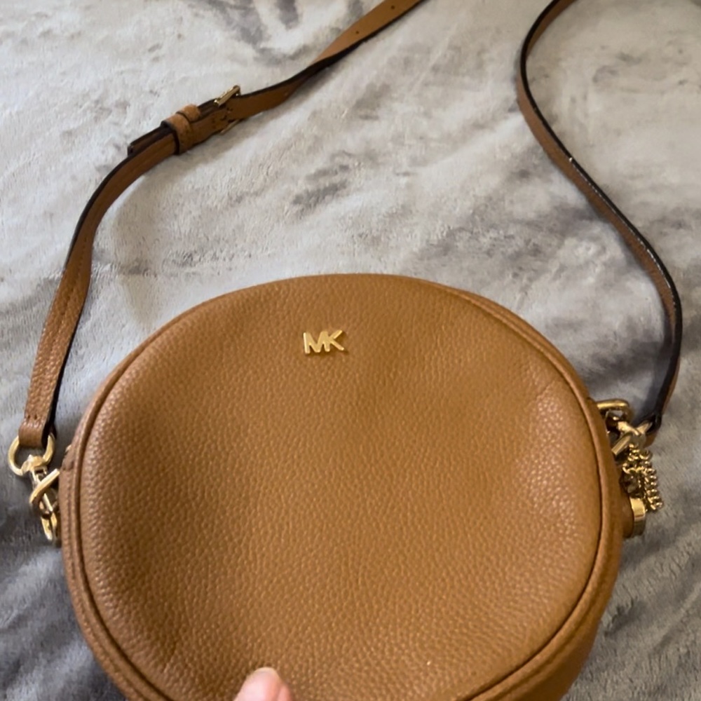 Michael Kors Medium Circle Canteen
Crossbody Purse